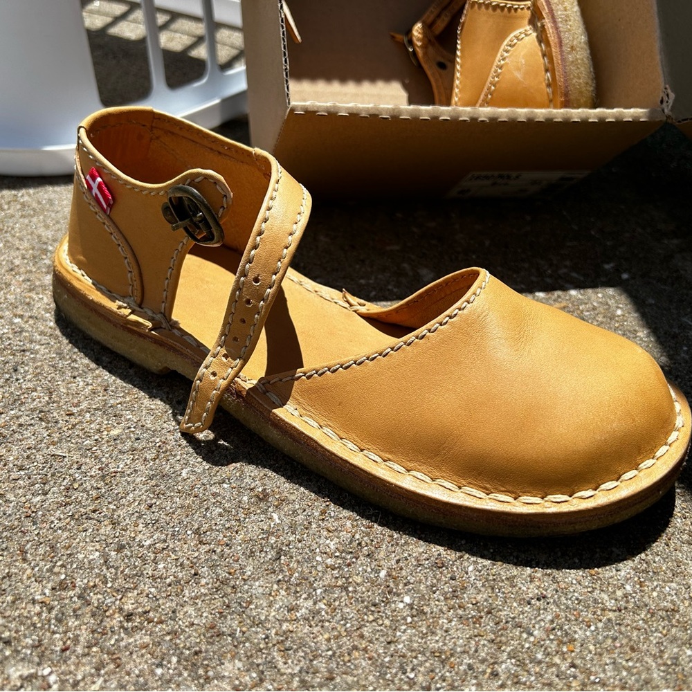 Duckfeet Mols size 40 in natural but fit more like a 9 or a 39